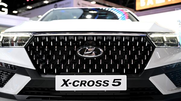 Автомобиль Lada X-Cross на выставке в конгрессно-выставочном центре Экспофорум
