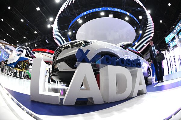 Автомобиль Lada X-Cross на выставке в конгрессно-выставочном центре Экспофорум