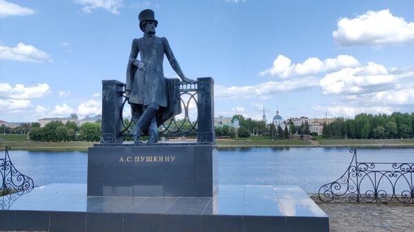 Памятник Пушкину на набережной, рядом с путевым дворцом в Твери