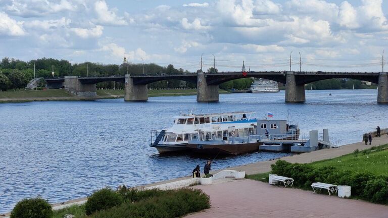 Посадка на кораблик, курсирующий по Волге в Твери