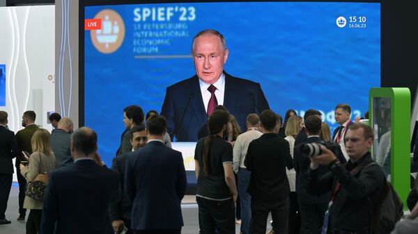 Трансляция выступления президента РФ В. Путина на пленарном заседании в конгрессно-выставочном центре Экспофорум