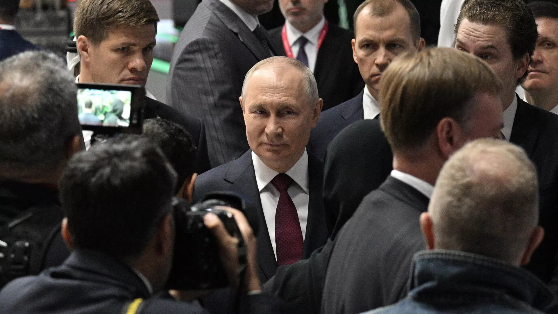 Президент РФ Владимир Путин во время осмотра совместно с президентом Объединенных Арабских Эмиратов шейхом Мухаммедбеном Заидом Аль Нахайяном павильона ОАЭ на площадке ПМЭФ - РИА Новости, 1920, 16.06.2023