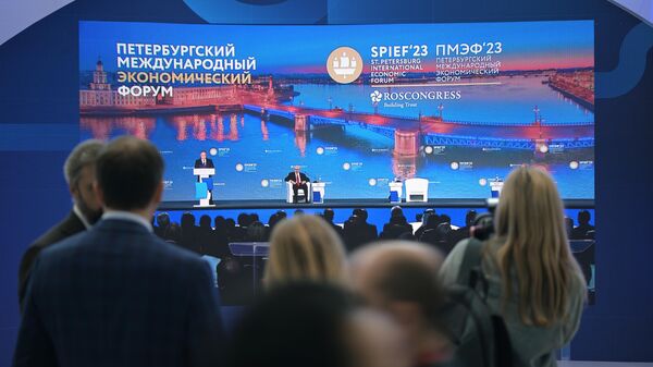 Трансляция выступления президента РФ Владимира Путина на пленарном заседании ПМЭФ-2023