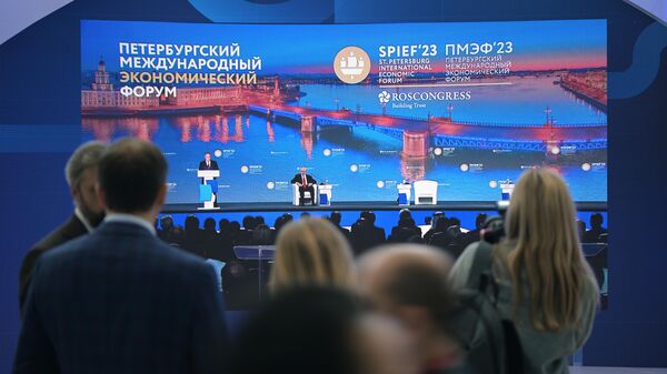 Трансляция выступления президента России Владимира Путина на пленарном заседании ПМЭФ-2023
