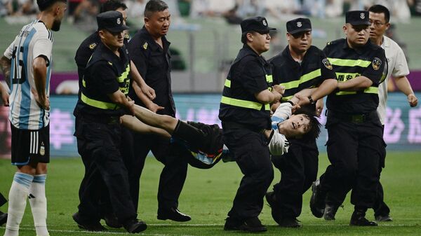 Китайский болельщик, выбежавший на поле в матче Аргентина – Австралия