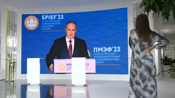 Трансляция выступления президента РФ В. Путина на пленарном заседании в в конгрессно-выставочном центре Экспофорум