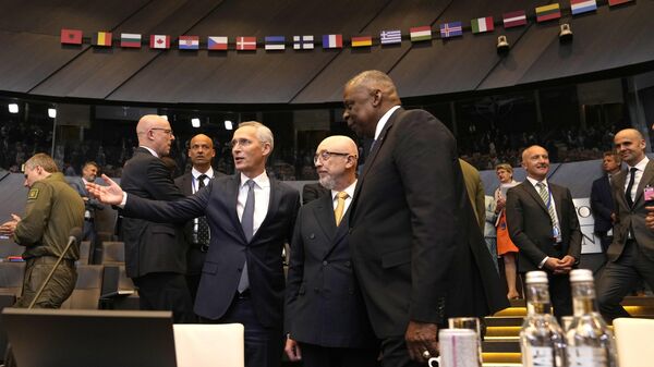 Генеральный секретарь НАТО Йенс Столтенберг, министр обороны Украины Алексей Резников и министр обороны США Ллойд Остин перед заседанием НАТО в Брюсселе