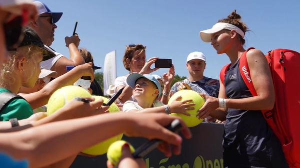 Российская теннисистка Вероника Кудерметова с болельщиками