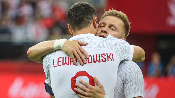 Футболисты сборной Польши Роберт Левандовский и Якуб Блащиковский