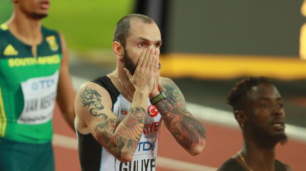 Рамиль Гулиев (Турция) радуется победе в финальном забеге на 200 метров среди мужчин на чемпионате мира 2017 по легкой атлетике в Лондоне.