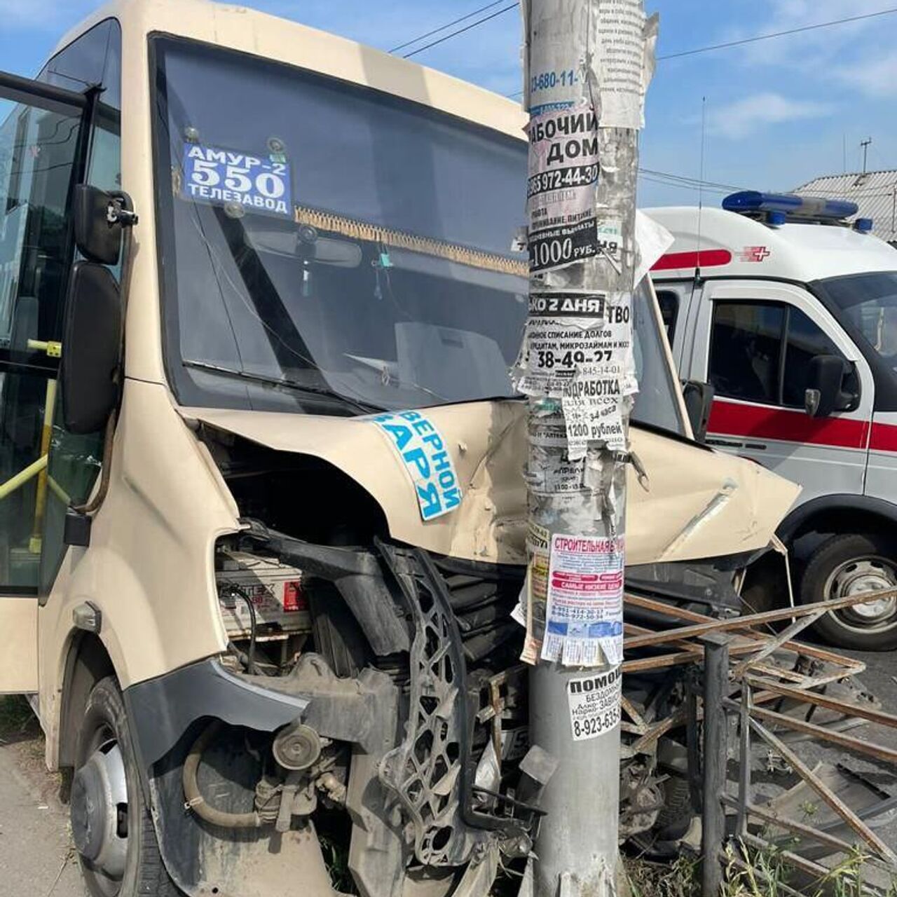 В Омске маршрутка врезалась в столб, один человек погиб - РИА Новости,  17.06.2023