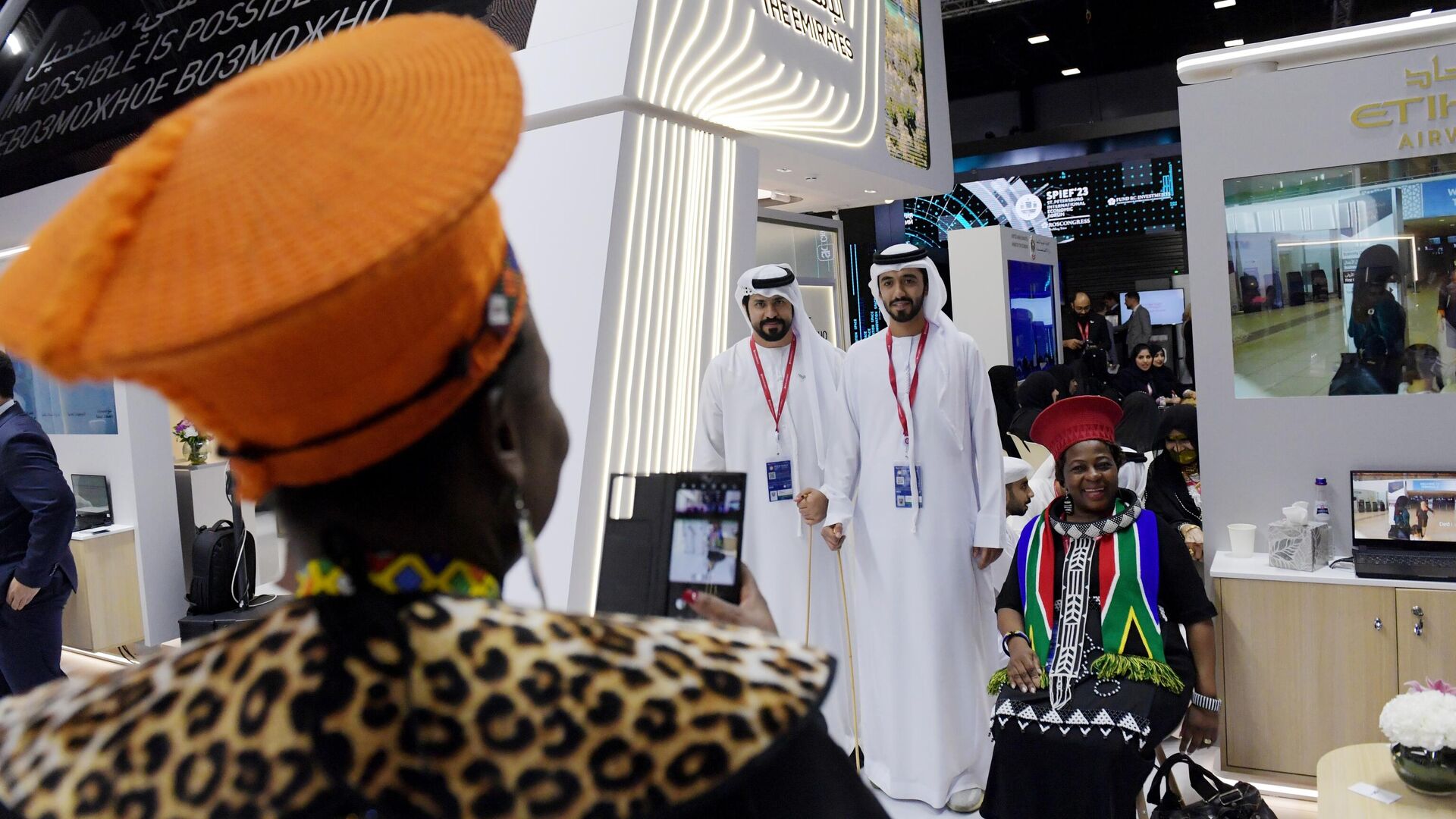 Участники форума в конгрессно-выставочном центре Экспофорум - РИА Новости, 1920, 17.06.2023