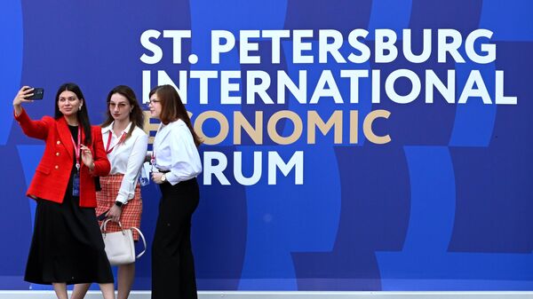Баннер Петербургского международного экономического форума (ПМЭФ)