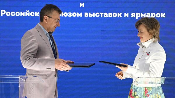 Подписание соглашений между АО Российский экспортный центр и Российским союзом выставок и ярмарок на ПМЭФ-2023