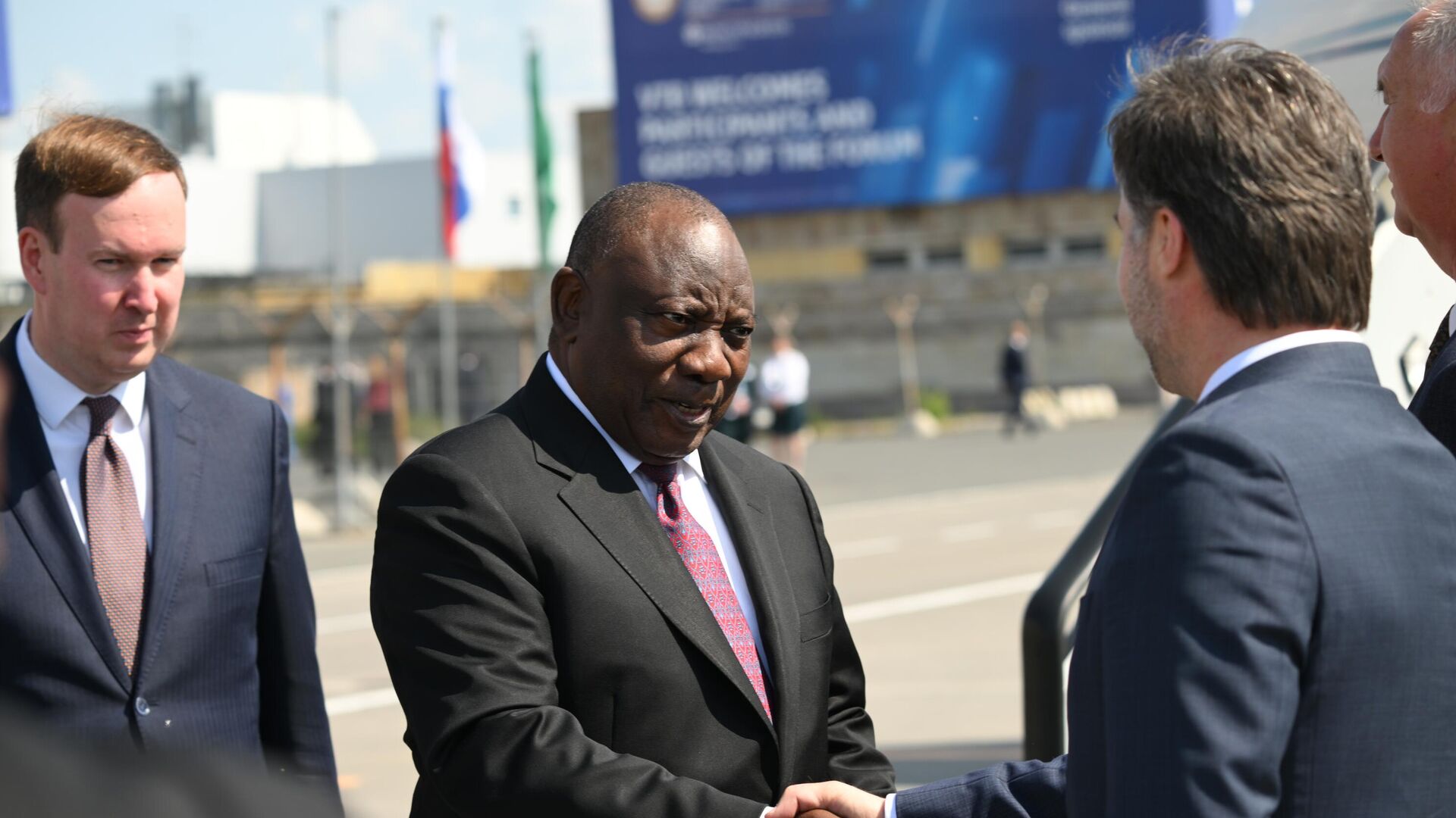 Президент ЮАР Сирил Рамафоса во время церемонии встречи в аэропорту Санкт-Петербурга - РИА Новости, 1920, 17.06.2023