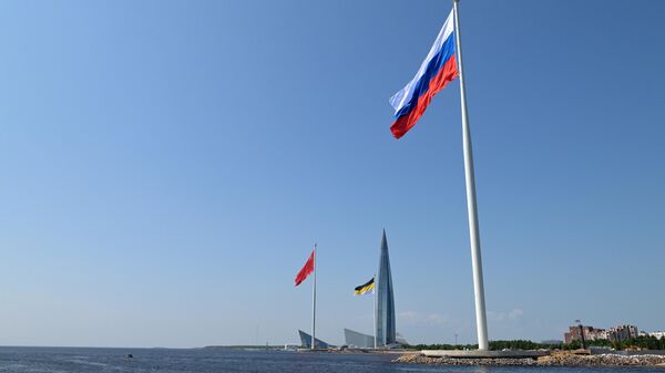 Церемония подъема государственных флагов Российской Федерации, СССР и Российской империи на береговой линии у парка 300-летия Санкт-Петербурга