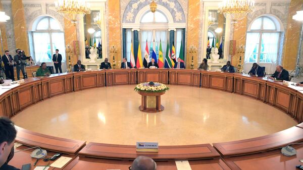 Президент России Владимир Путин на встрече с лидерами ряда африканских государств, прибывшими в Санкт-Петербург для проведения переговоров о возможных путях урегулирования ситуации вокруг Украины