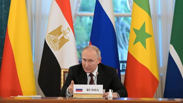 Президент России Владимир Путин на встрече с лидерами ряда африканских государств, прибывшими в Санкт-Петербург для проведения переговоров о возможных путях урегулирования ситуации вокруг Украины