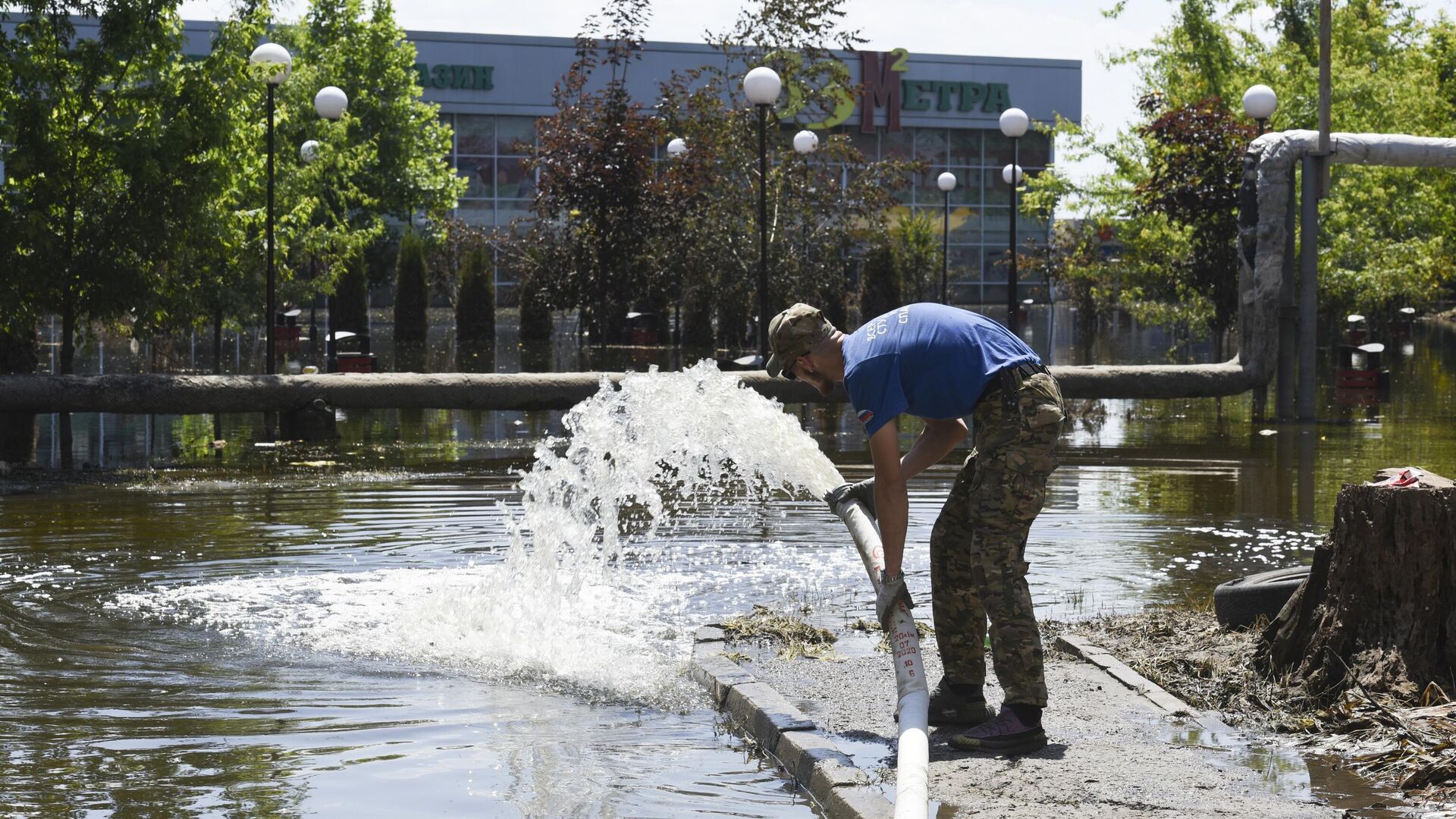 Откачка воды в городе Голая Пристань Херсонской области, затопленном после разрушения Каховской ГЭС - РИА Новости, 1920, 10.07.2023