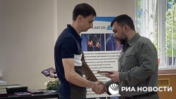 Врио главы ДНР Денис Пушилин вручили награды отличившимся врачам
