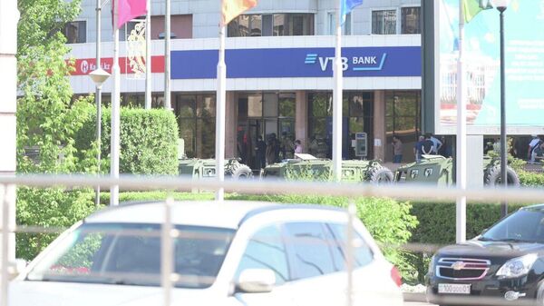 Вооруженный мужчина взял заложников в отделении банка Kaspi в Казахстане