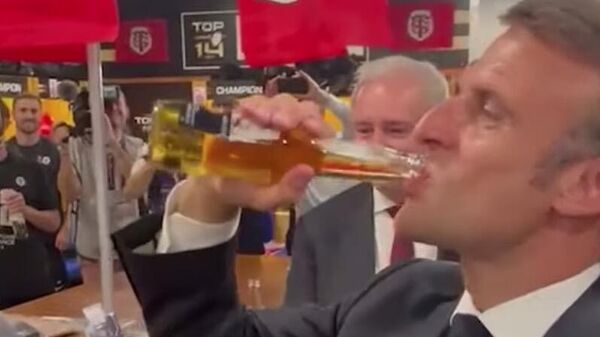 Президент Франции Эммануэль Макрон пьет пиво в честь победы регбийной Тулузы