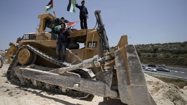Палестинцы во время демонстрации против строительства дополнительное жилье в поселениях на Западном берегу