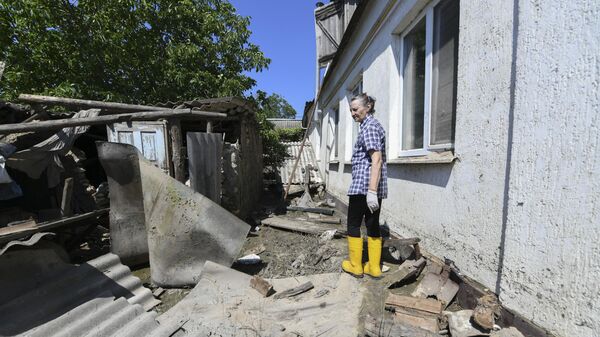 Женщина в селе Корсунка Новокаховского района Херсонской области, пострадавшем после разрушения Каховской ГЭС