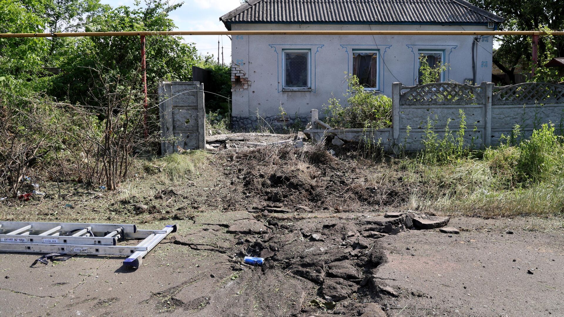 Воронка от попадания снаряда после обстрела ВСУ Ясиноватой в Донецкой народной республике - РИА Новости, 1920, 19.06.2023