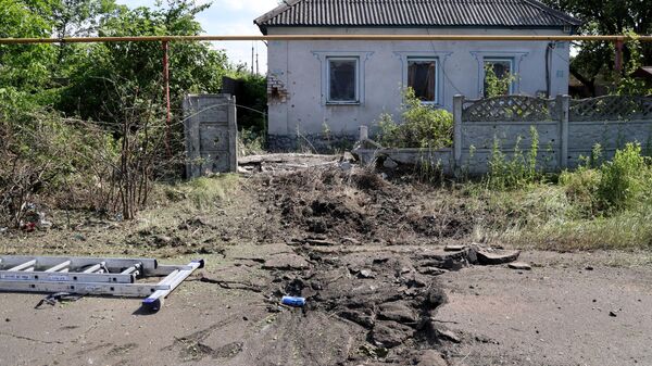 Воронка от попадания снаряда после обстрела ВСУ Ясиноватой в Донецкой народной республике