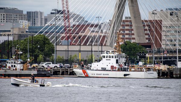 Судно береговой охраны США в порту Бостона