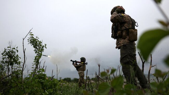 Украинские военные на линии фронта