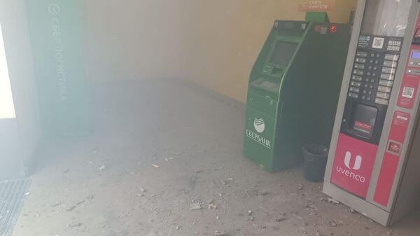 Последствия взрыва петард в отделении банка в Химках