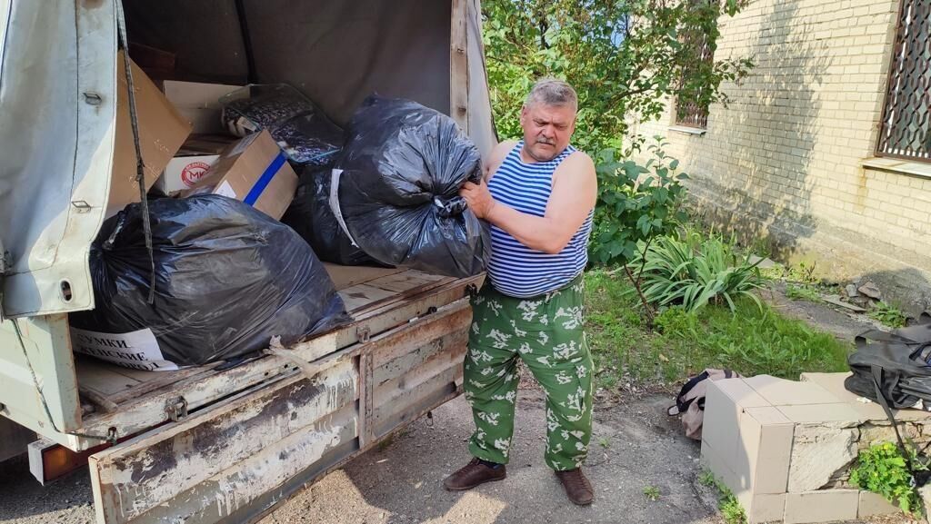  Депутат Новгородской облдумы Сергей Тихомиров доставил стройматерилы, сети и посылки в зону СВО - РИА Новости, 1920, 20.06.2023