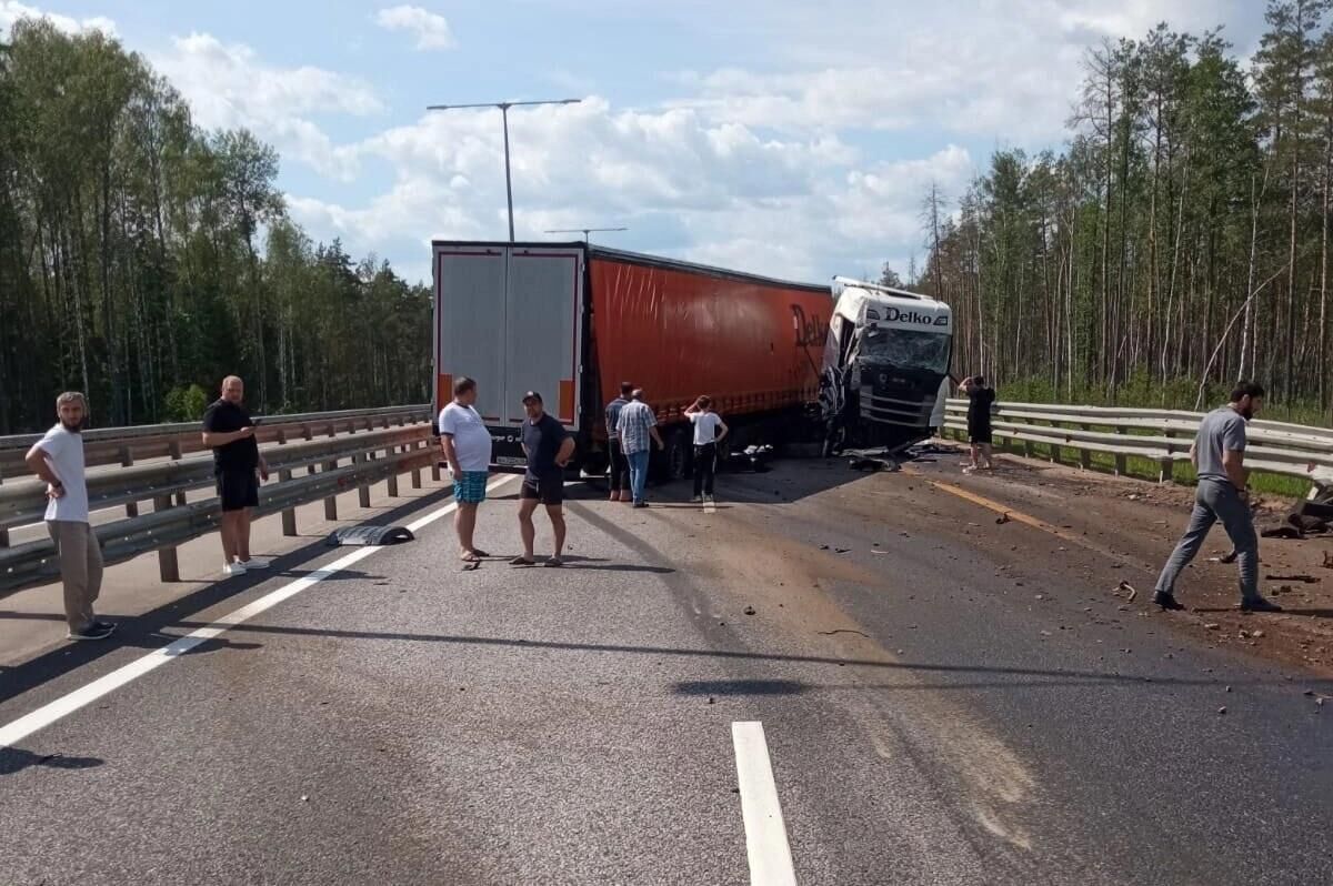 На 530 км СПАД М-11 Нева произошло столкновение двух большегрузных транспортных средств - РИА Новости, 1920, 20.06.2023