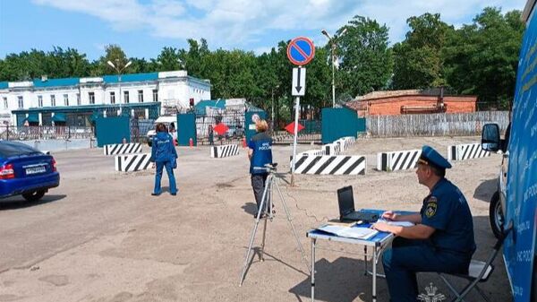 Сотрудник МЧС на месте происшествия возле порохового завода в Котовске Тамбовской области