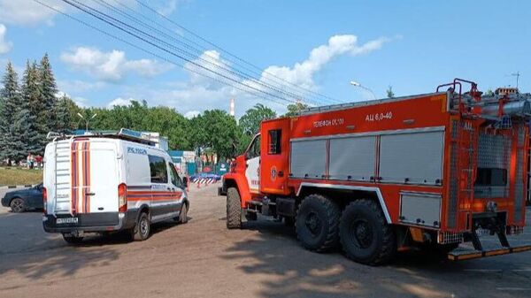 Автомобили МЧС России рядом с пороховым заводом в Котовске Тамбовской области, где произошел пожар