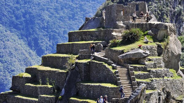 Самая высокая точка древнего города Мачу-Пикчу, на которой лежит многоугольный камень интиуатана - место, где привязано солнце