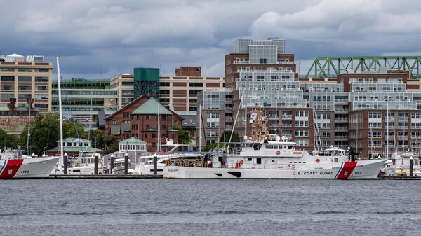 Судно береговой охраны США в порту Бостона