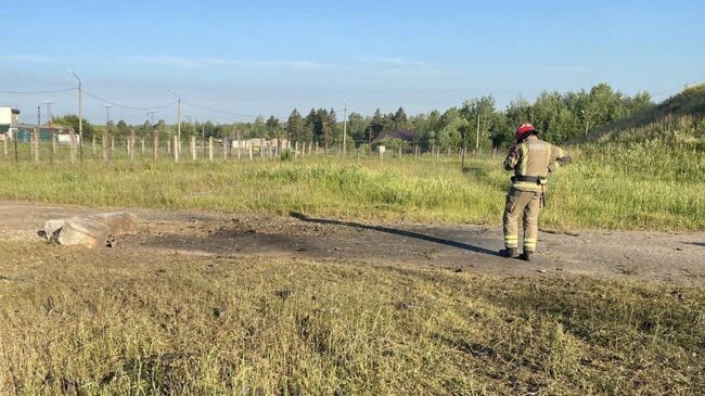 Место падения беспилотника у складов рядом с поселком Калининец в Наро-Фоминском городском округе