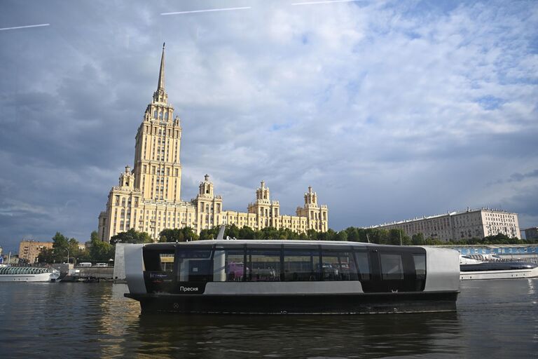 Электрический речной трамвайчик в Москве