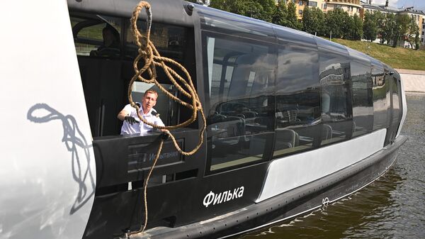 Электрический речной трамвайчик стартовал от причала Киевский в Москве
