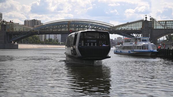 Электрический речной трамвайчик стартовал от причала Киевский в Москве
