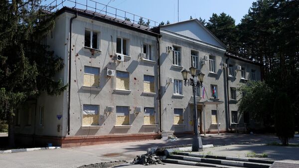 Административное здание, поврежденное в результате украинского обстрела ВСУ города Шебекино