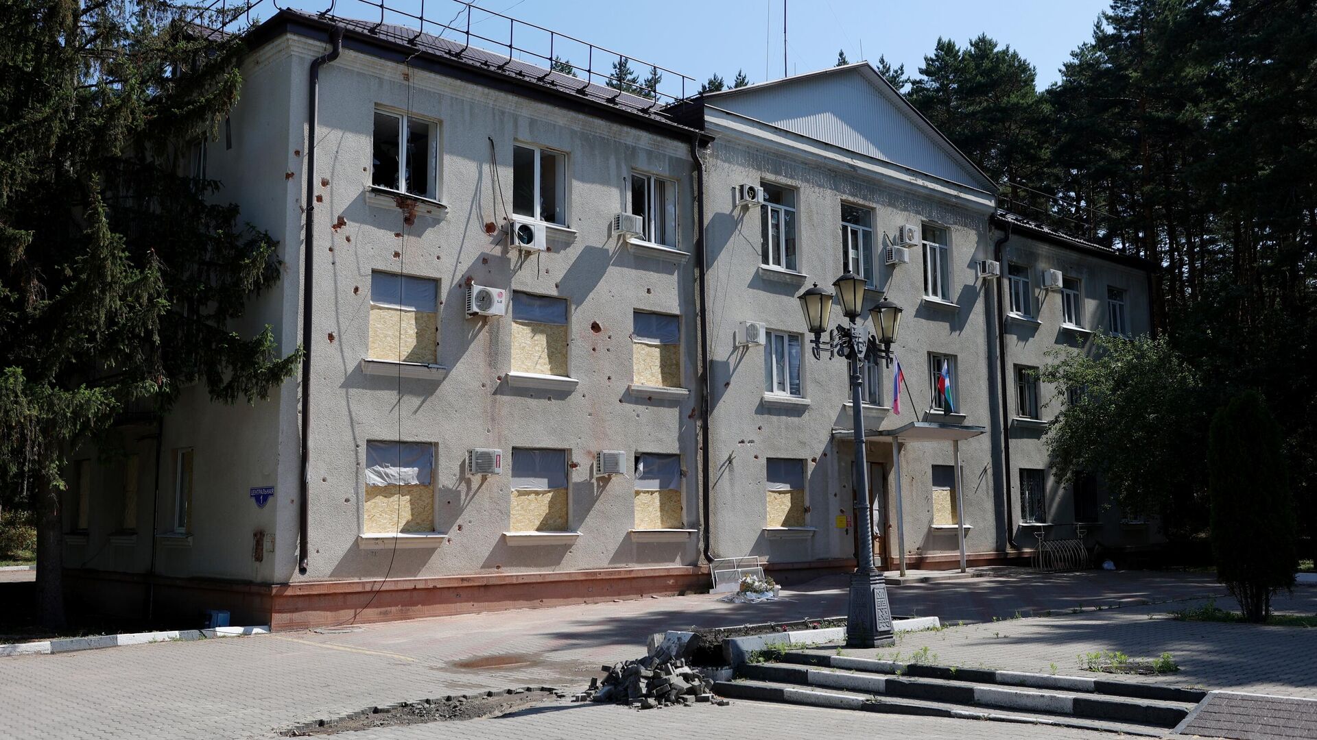 Административное здание, поврежденное в результате обстрела ВСУ города Шебекино - РИА Новости, 1920, 05.07.2023