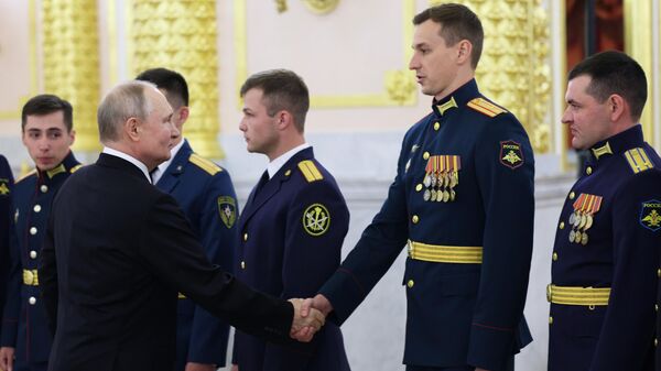 Президент РФ Владимир Путин на встрече с выпускниками высших военно-учебных заведений