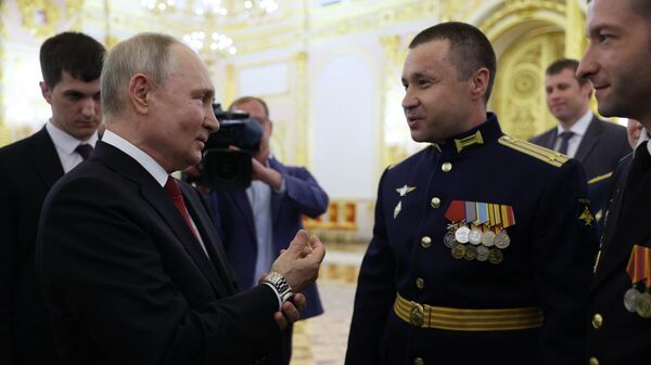 Президент РФ Владимир Путин на встрече с выпускниками высших военно-учебных заведений