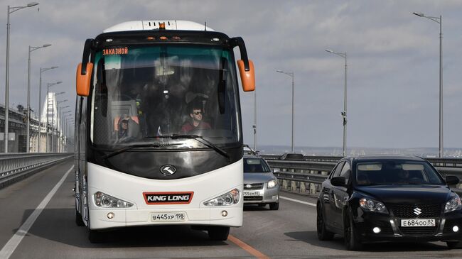 Автомобили на Крымском мосту