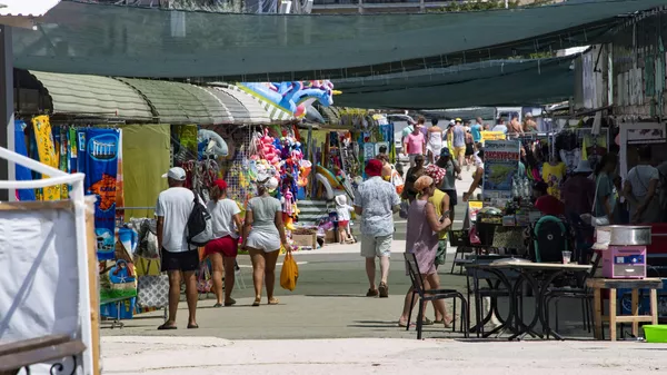 Рынок у пляжа в крымском поселке Новофедоровка