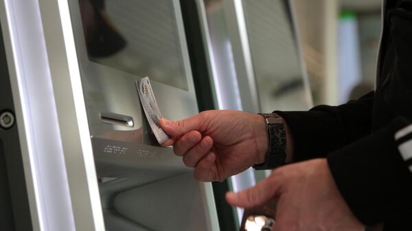 Посетитель у банкомата в первом в Крыму региональном отделении Сбербанка в Ялте